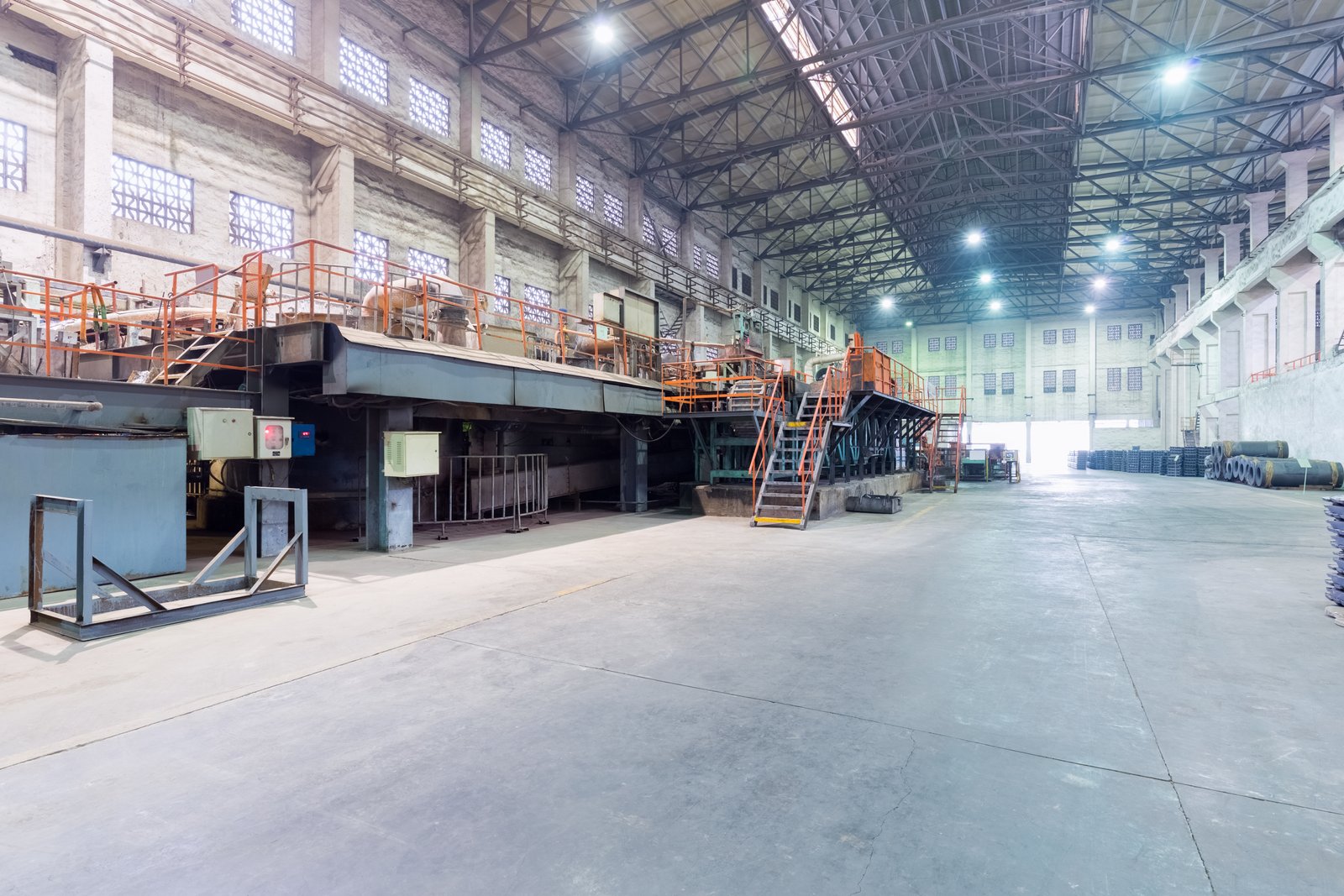 Spacious AKS factory floor showcasing advanced coil processing and clean production management environment.