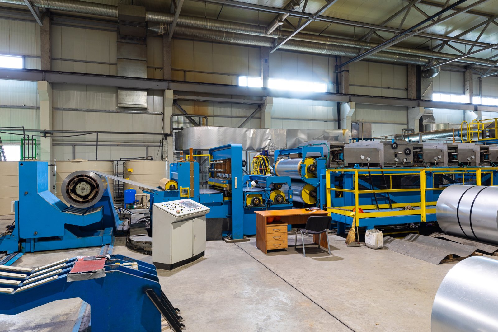 Automated decoiling and coil loading machine, part of AKS high-efficiency stainless steel line integration.