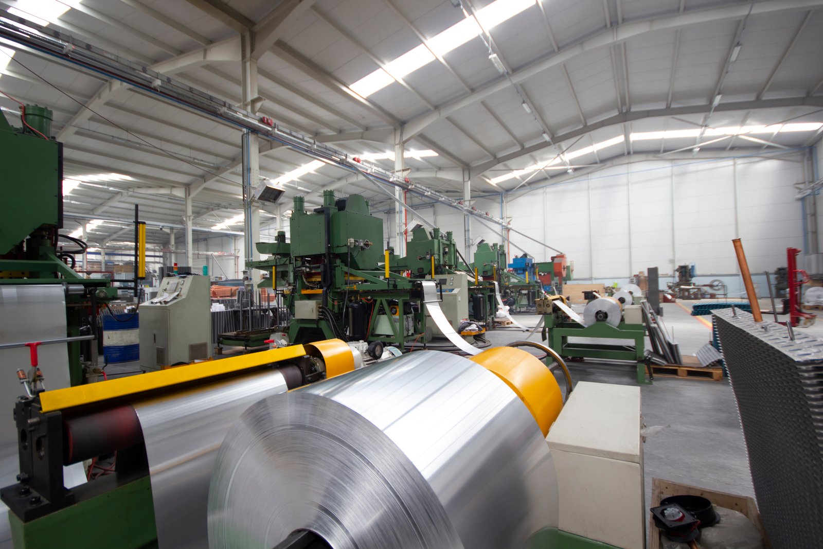 Vacuum pipeline and stainless steel strip line inside AKS facility, featuring integrated coil processing with thermal control.