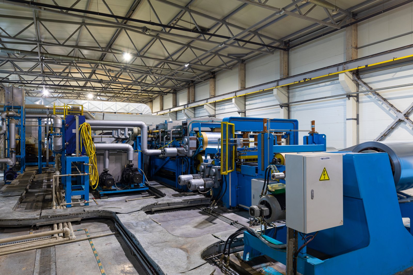 Side view of complete bright annealing coil line, integrating mechanical, electrical, and thermal systems at AKS.